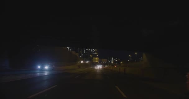 Jízda po silnicích 720 v noci. — Stock video