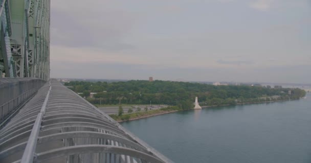 Uitzicht vanaf Jacques Cartier Bridge. — Stockvideo