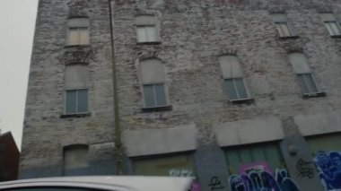 Solucanların bakış açısı graffiti kaplı binadan gri gökyüzüne