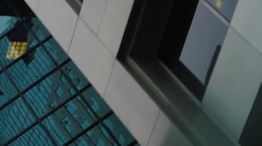 Hollanda açısı sokaktan camsı ofislerin eğimli tavası