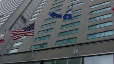 Beyaz gökdelenlerin açılı hareketli görüntüsü