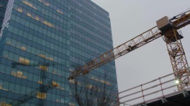 Hollanda açılı izleme, gökdelen yansıtan vinç görüntüsü