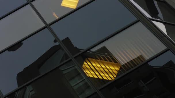 Gusanos vista panorámica sobre ventanas de condominio al cielo — Vídeos de Stock