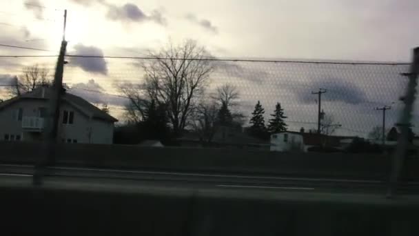 Reizen schot op de snelweg met uitzicht op de voorsteden daken — Stockvideo