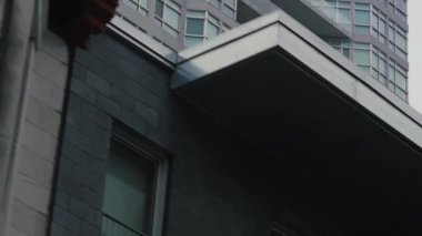 Hollanda açısı, sokak manzaralı apartmanları izliyor.