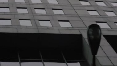 Endüstriyel ofis kulesinin Hollanda açısı sokaktan