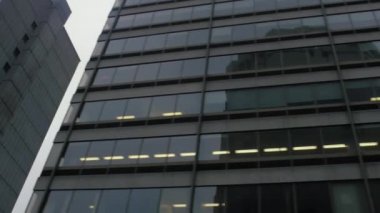 Solucanlar ofis kulelerinin görüntülerini takip ediyor.