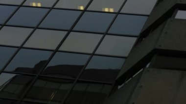 Gökdelen pencerelerini sokaktan yana eğ 