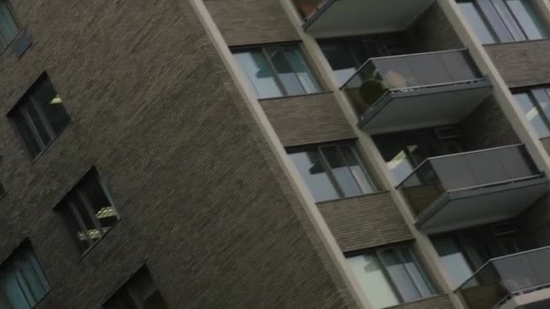 Ángulo holandés moviéndose tiro de ladrillo marrón condominio centro — Vídeos de Stock