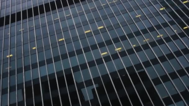 Worms eye view shot van financiële gebouwen — Stockvideo