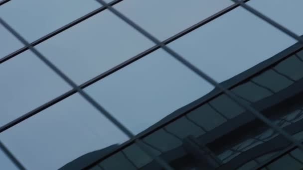Nederländsk vinkel spårning skjuten över glasartade kontorsfönster — Stockvideo