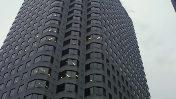 Worms eye view tracking shot rascacielos geométricos — Vídeos de Stock