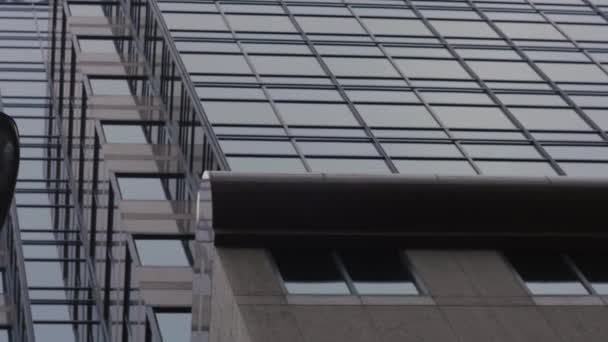 Червоний погляд на скляну вежу з вулиці. — стокове відео
