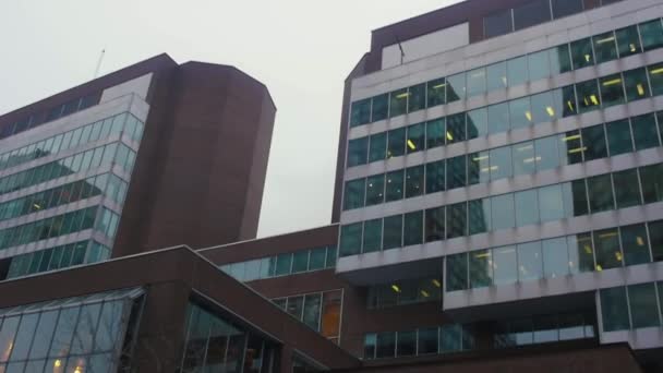 Nederlandse hoek pan over straat uitzicht van het centrum van kantoren — Stockvideo