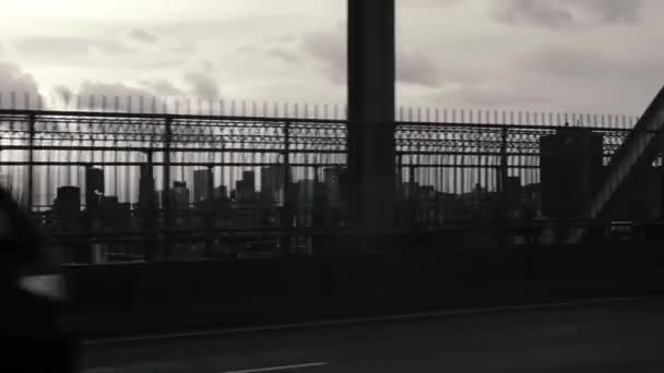 Scène de voyage en noir et blanc traversant le pont de la ville — Video