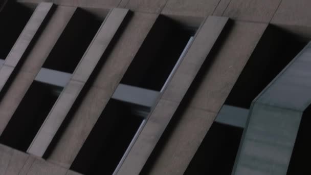 Holenderski kąt pochylona patelnia okien biurowych z ulicy — Wideo stockowe
