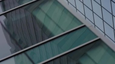 Hollanda açısı cam ofis pencerelerinde çekim yapıyor