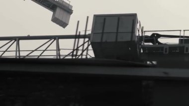 Solucanların gözü bulutlu gökyüzünün altında vincin üzerinde.