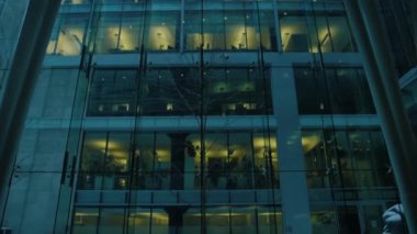 İç cam ve çelik yapının dikey tavası 