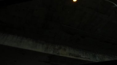 Üstgeçidin altından geçen aracın solucan bakışı görüntüsü