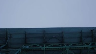 Yavaş çekim solucanları kışın köprü altında dolaşır.