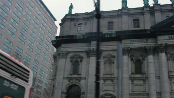 Movimiento tiro en ángulo de la catedral en la concurrida calle de la ciudad — Vídeo de stock