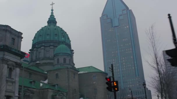 Şehir manzarasının önündeki katedralin görüntüsü takip ediliyor — Stok video