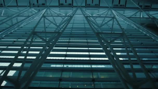 Vertical pan abajo de vidrio interior y estructura de acero — Vídeos de Stock