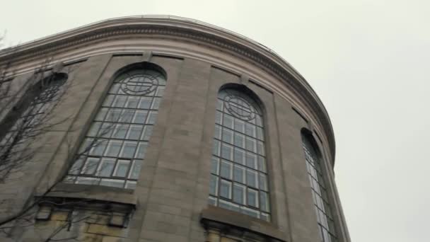 Worms eye view pelacakan shot dari gereja batu — Stok Video