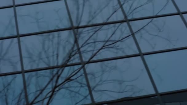 Ângulo holandês rastreamento tiro sobre janelas de condomínio — Vídeo de Stock