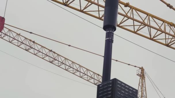 Angle néerlandais droite à gauche pan sur grue jaune — Video