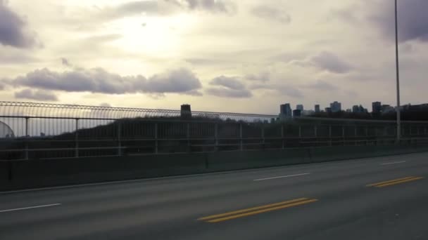 Zoom arrière conduite prise de vue sur pont avec paysage urbain — Video