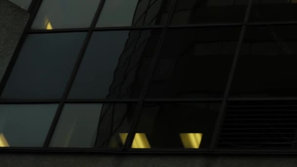 Seguimiento de ángulo holandés desde vista de calle de torres de oficinas — Vídeos de Stock