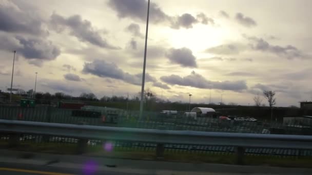 Reizen schot op de snelweg viaduct van wegen en veel — Stockvideo