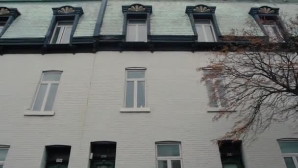 Worms eye view tracking shot of victorian apartament — Wideo stockowe