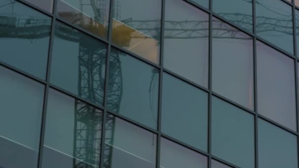 Bandeja vertical sobre ventanas que reflejan la construcción — Vídeos de Stock