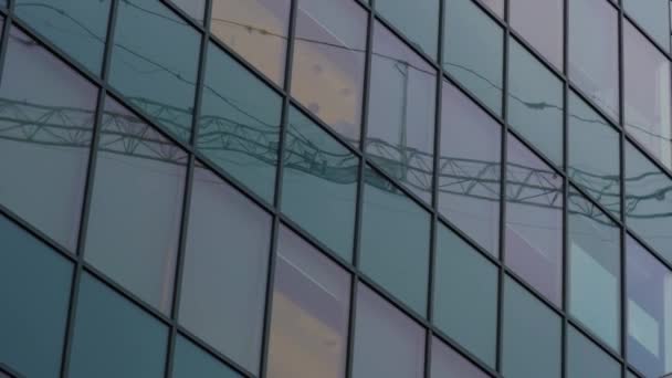 Angle néerlandais pan sur les fenêtres reflétant la construction — Video