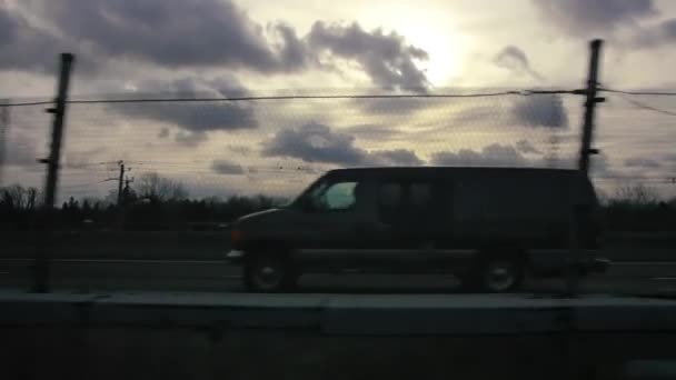 Viajando estrada tiro com veículos no horizonte nublado — Vídeo de Stock