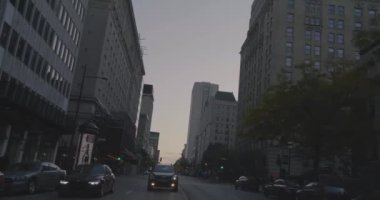 Sherbrooke Caddesi 'nde şehir merkezine gidiyorum..