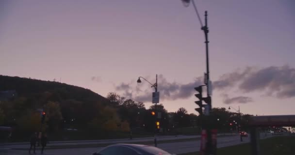 Mount Royal Hill en Park Avenue bij zonsondergang — Stockvideo