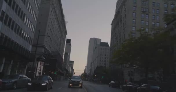 Rijden in het centrum op Sherbrooke Street. — Stockvideo