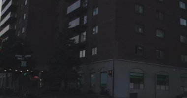 Sherbrooke Caddesi 'nde şehir merkezine gidiyorum..