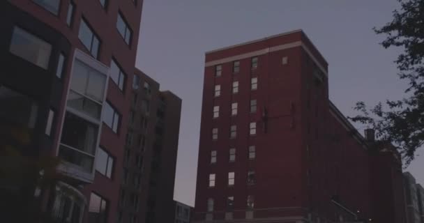 Bâtiments de couleur grès rouge façades. — Video