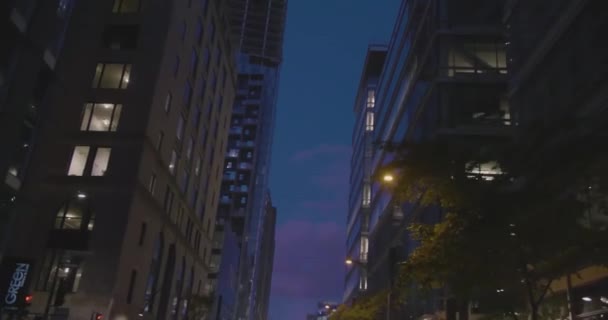 Conducir de noche en Rene Levesque Boulevard — Vídeos de Stock