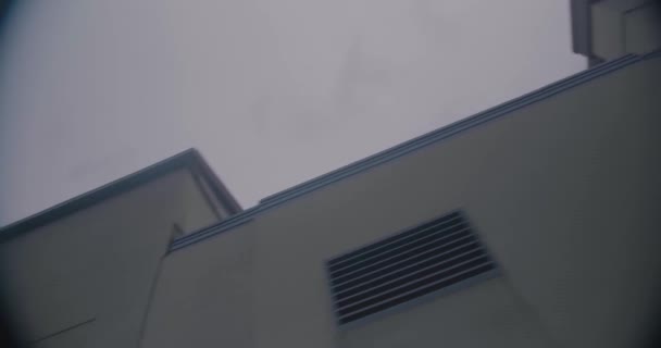 Worm eye view van de fabriek gevel muur. — Stockvideo