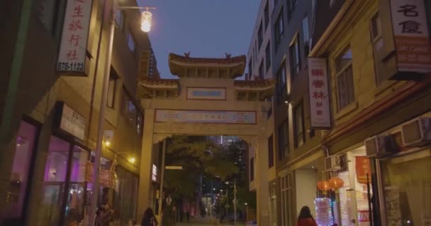 Chinese Paifang arch, Chinatown bei Nacht — Stockvideo