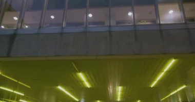 Gece Viger Bulvarı 'nda araba sürerken.