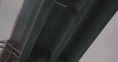 İnşaat sırasında beton köprü.