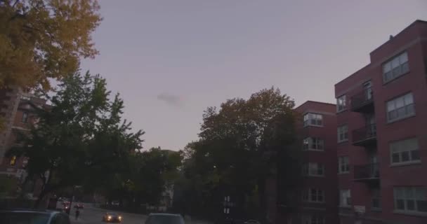 Rijden op residentiële straat uitzicht. — Stockvideo