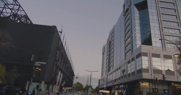 Extérieur de Alexis Nihon Plaza au crépuscule. — Video